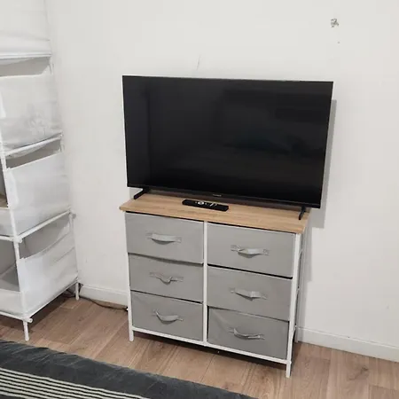 Mike Homestay Lille